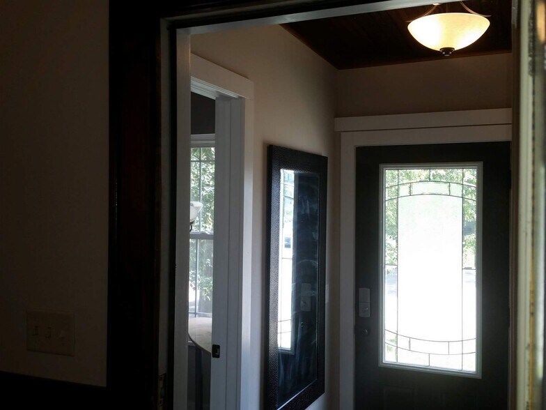 Entrance - 936 Drake St
