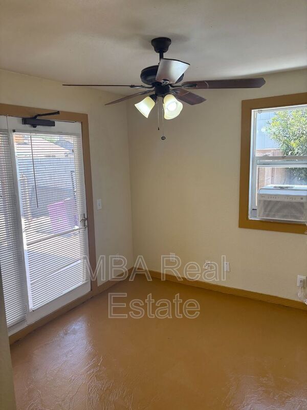 Building Photo - 4027 E Windrose Dr