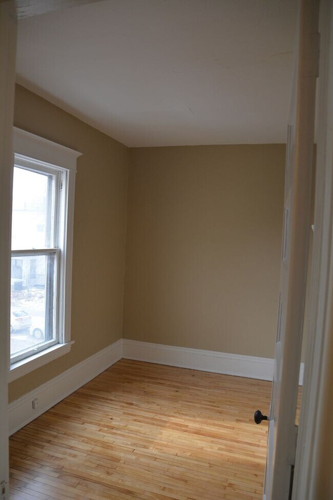 Building Photo - 717 W 28th St