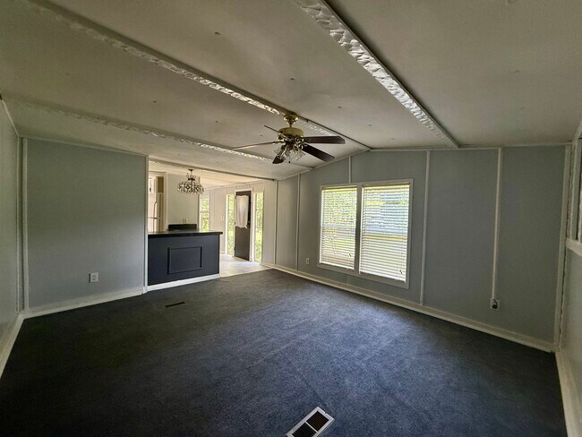 Building Photo - 143 Maple St