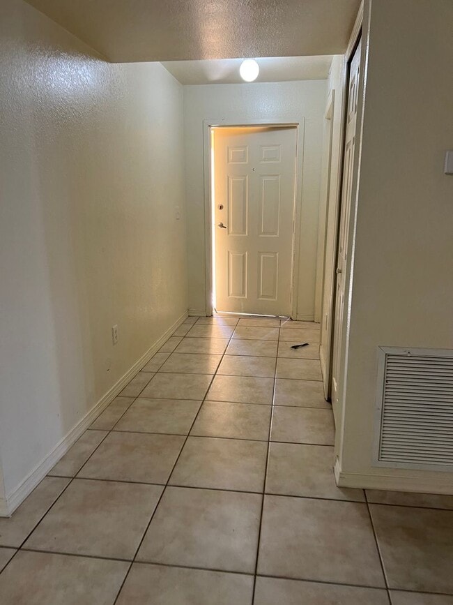 Building Photo - 4520