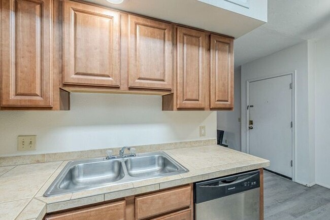 Building Photo - Bright 3-Bedroom Condo with Community Perks in Central Tucson