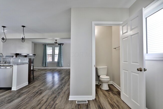 Building Photo - 825 Reinhard Ave