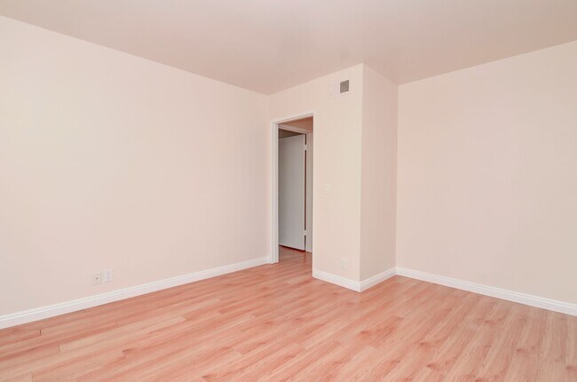 Building Photo - Spacious End-Unit 2 Bed, 2 Bath with Den For Lease in Irvine