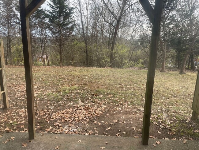 Building Photo - W Knox Tri-level Townhouse 3BR/1.5BA