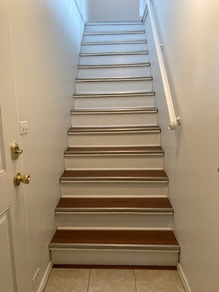 Private Entry/Stairs - 1137 Cove Dr