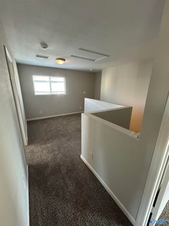 Building Photo - 3140 Lakeland Dr SW