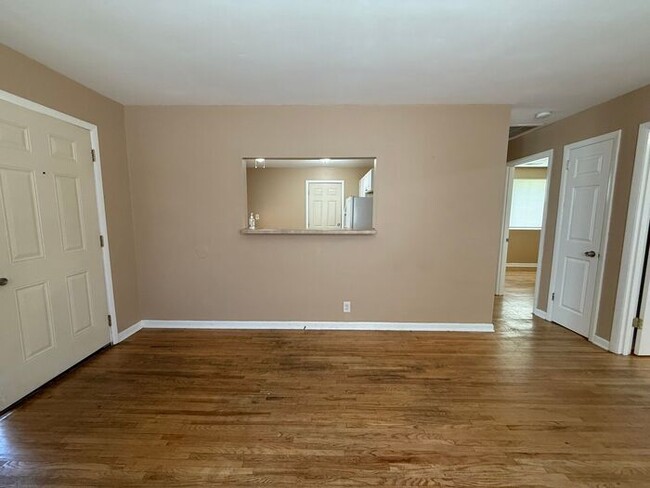 Building Photo - 2 Bedroom Apartment Near Downtown