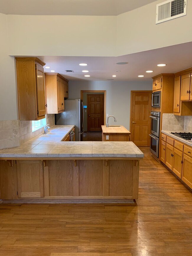 Building Photo - 4 Bedroom 3 Bath Home