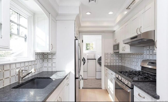 Building Photo - 56 1/2 Roton Ave
