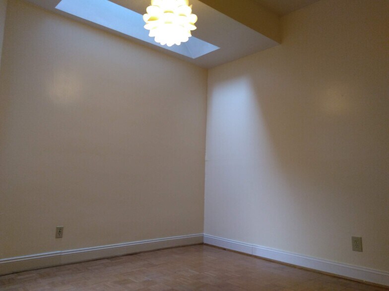 Middle bedroom with skylight - 1438 Harvard Street, NW