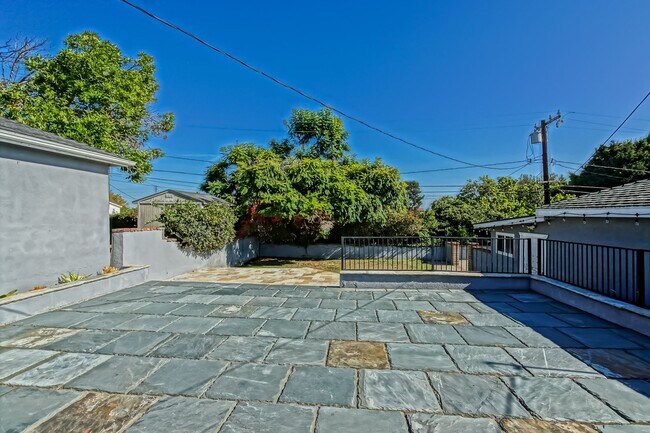 Building Photo - 2809 Carlsbad St