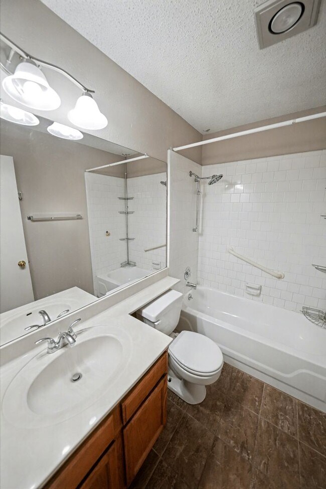 Building Photo - Great Home Near Randolph AFB - Realtor Com...