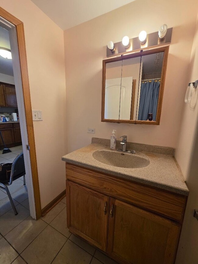 Building Photo - 2843 S Archer Ave