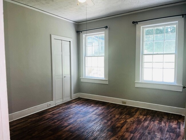 Building Photo - Beautiful 4 bedroom 2 bathroom home in Lagrange! Must see!