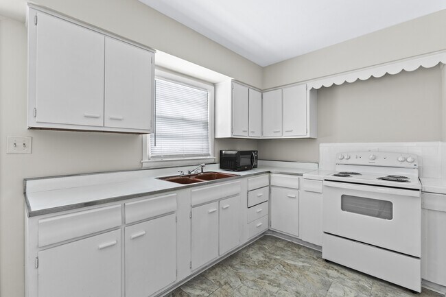 Building Photo - 257 Zandale Dr