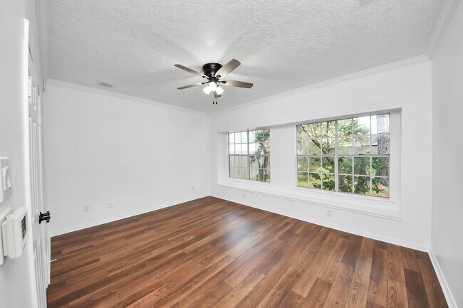 Building Photo - 15919 Lake Lodge Dr