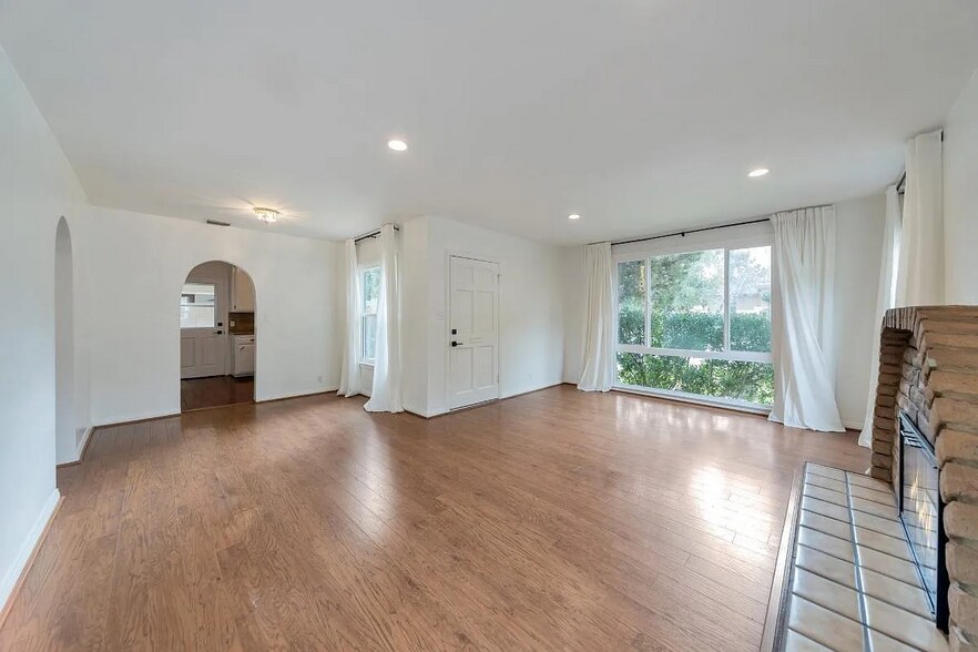 Building Photo - 22051 Crespi St
