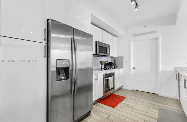 Building Photo - 999 SW 1st Ave