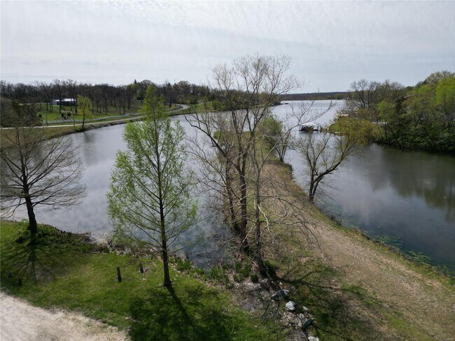 Building Photo - 438 Lakeshore Dr