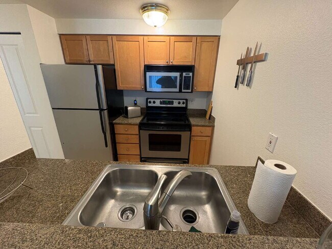 Building Photo - Bright, Modern 1BR Near Hospitals, SU & Transit in secure building with garage parking and a Walk...