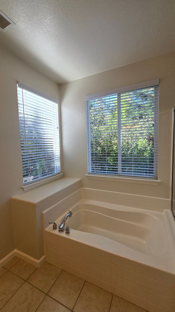 Building Photo - Private, peaceful home on nearly half an a...