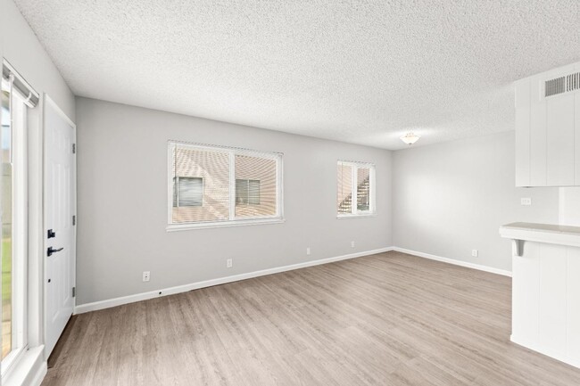 Building Photo - Remodeled 2 Bedroom Condo with Garage