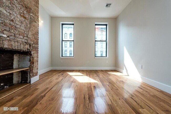 Building Photo - 1328 Halsey St