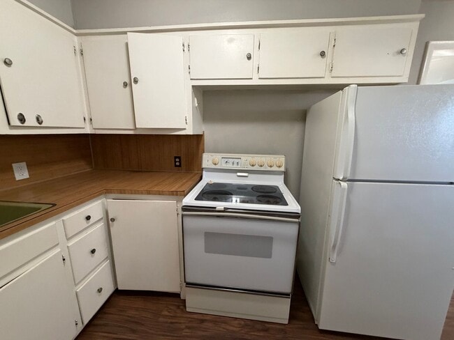 Building Photo - 1 bedroom 1 bath - downstairs