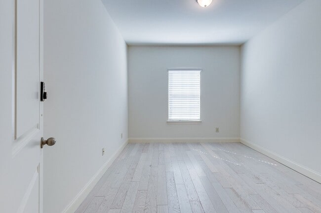 Building Photo - Welcome to this charming end unit townhome