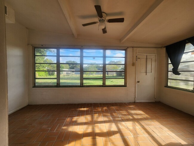 Building Photo - 2 Bedroom 1 Bath Single Family Home, Fenced in Yard