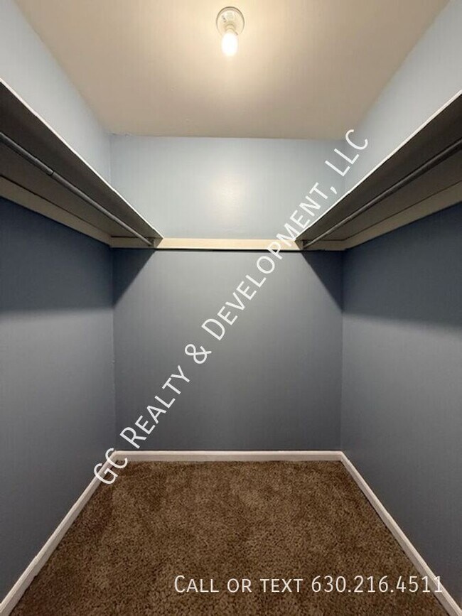 Building Photo - 16 Simpson St