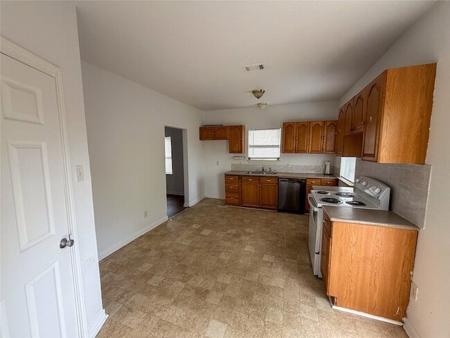 Building Photo - 114 E Hull St