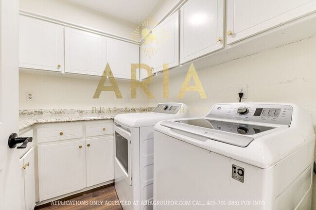 Building Photo - Unique 3 bed/2 bath Property with HUGE Bon...