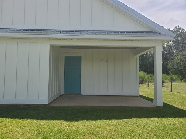 Building Photo - Elberta cottage awaits!