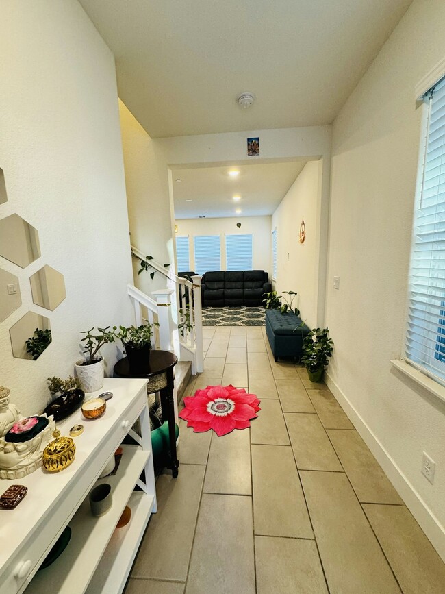 Building Photo - 1715 Tierra Ct