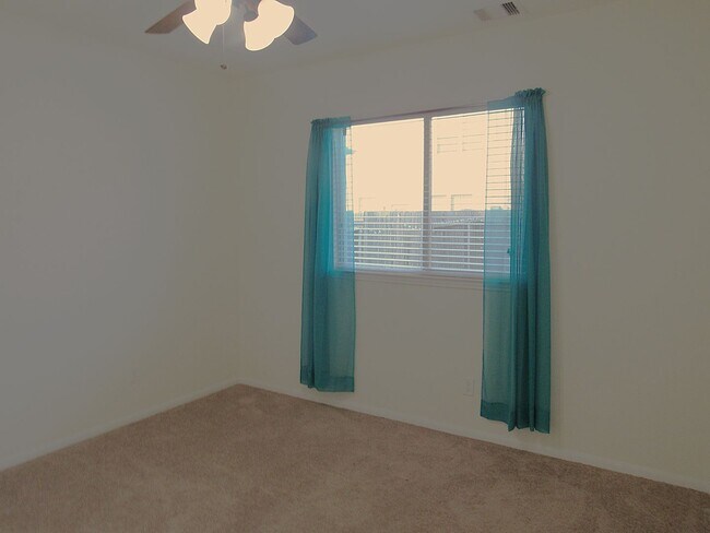 Building Photo - Conveniently located townhome in gated com...