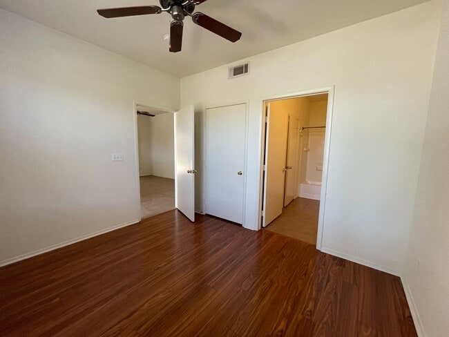 Building Photo - First Floor Condo Unit in Gated Community!