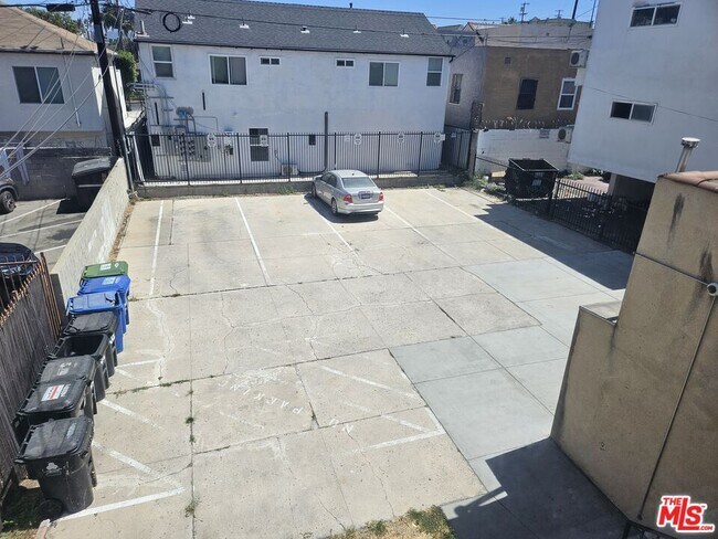 Building Photo - 1816 1/2 S La Brea Ave
