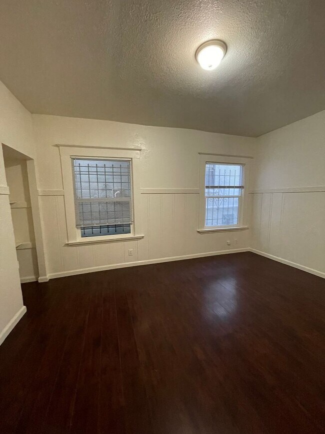 Building Photo - Large Lower Unit - 627 W Grand Ave