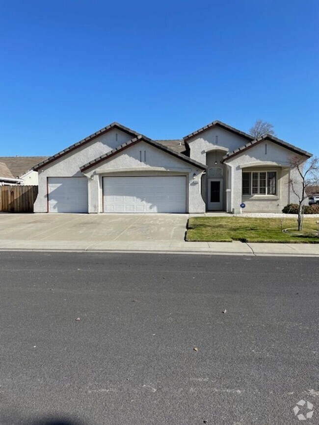 Building Photo - Beautiful 3 Bed / 2 Bath Manteca Home with...