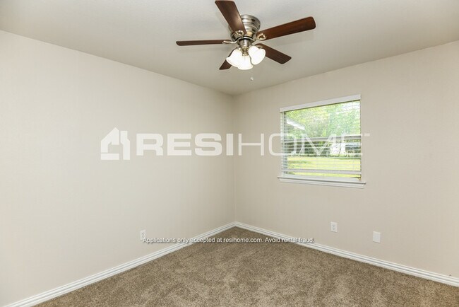 Building Photo - 521 Kemper Ave