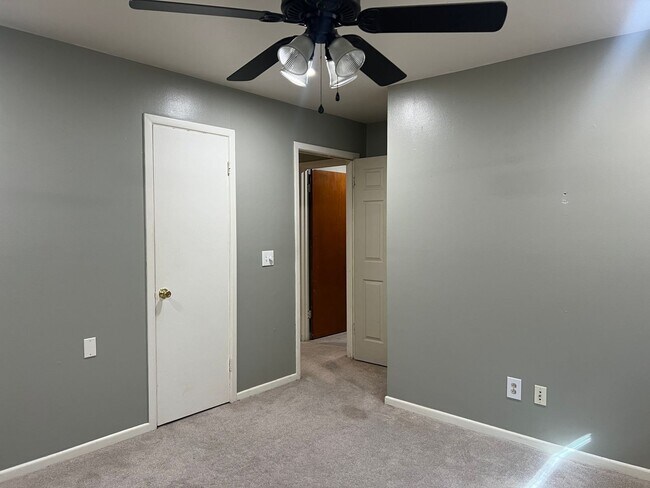 Building Photo - 3 bed 2 bath Move In Ready!