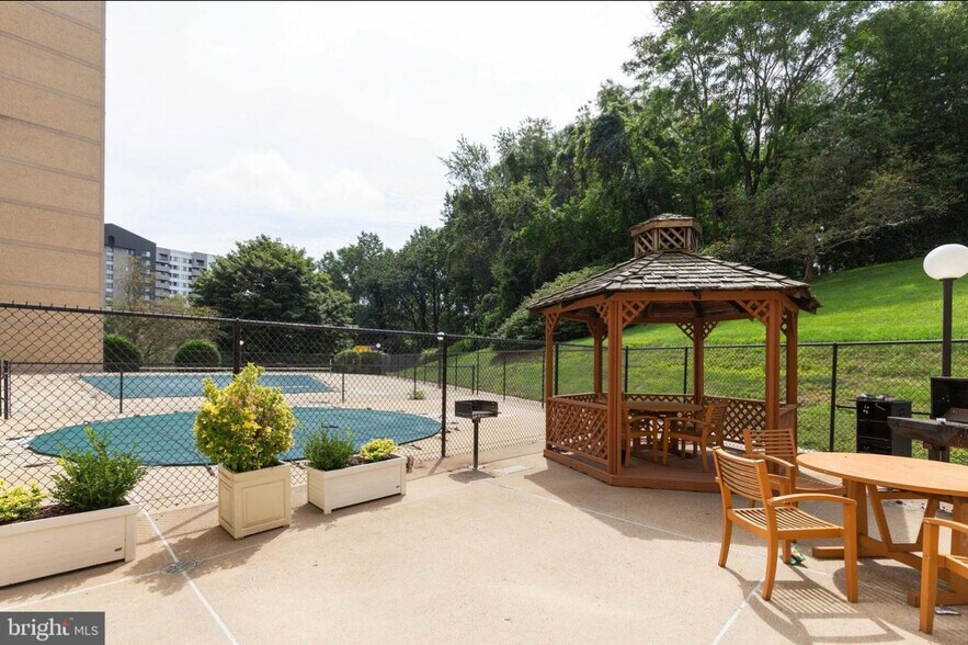 Gazebo and pool area - 6300 Stevenson Ave