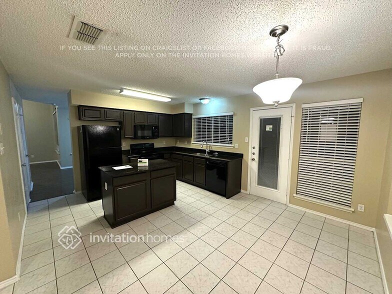 Building Photo - 2207 Bennington Dr