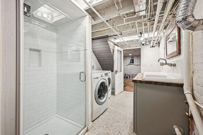 Building Photo - 310 Taylor St NW