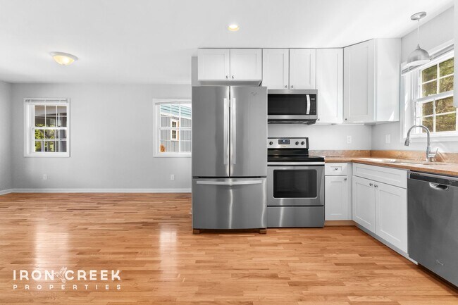 Building Photo - Charming Two-Bedroom Home in Woodfin with ...