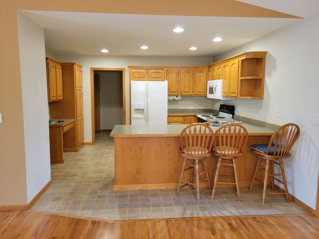 Building Photo - 3 Bedroom Twin Home