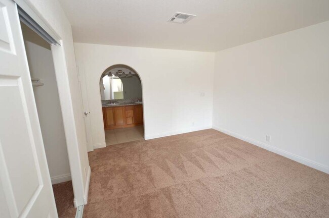 Building Photo - A Spacious and Stylish 2 Bed / 2 Ba Condo Gated Community