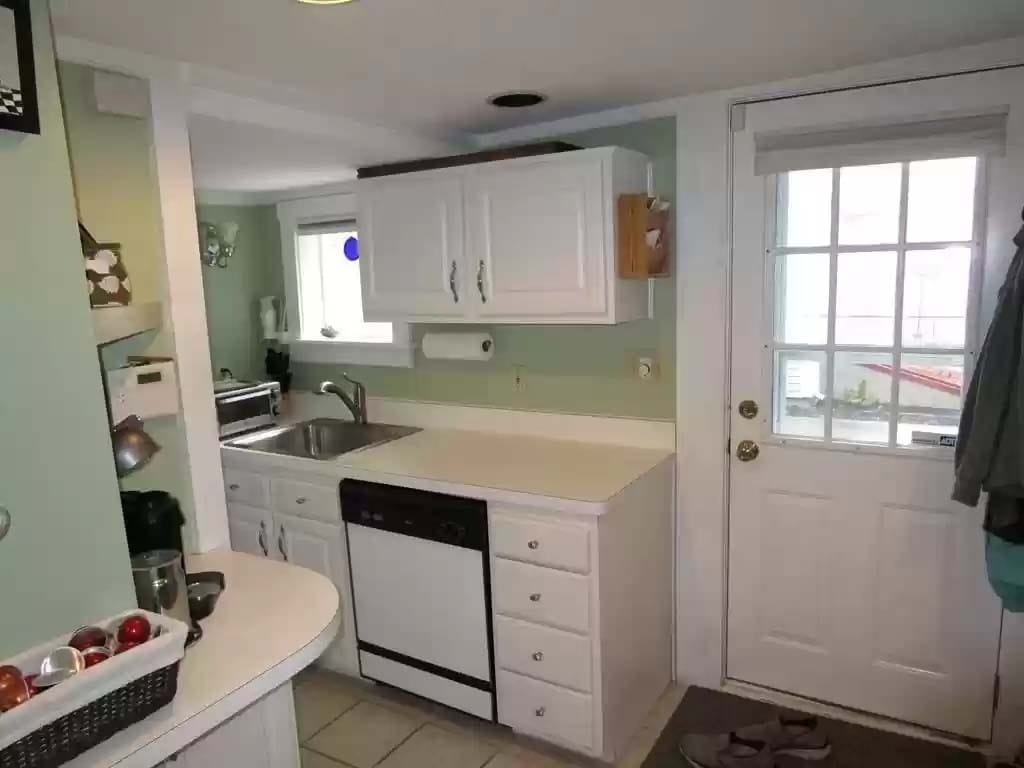 Kitchen and Main door - 15 Cottage Ct